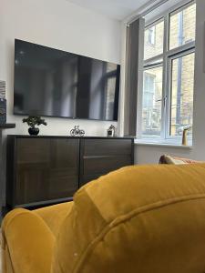 Телевизор и/или развлекательный центр в Brand New Property - Bradford City Centre