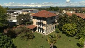 an overhead view of a large house in a city at La Casina a Oleggio in Oleggio