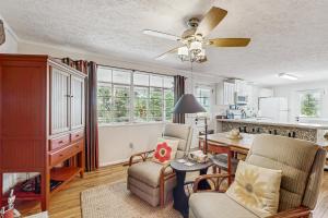 un soggiorno con un divano e un tavolo di Lake Chatuge Cottage a Hiawassee