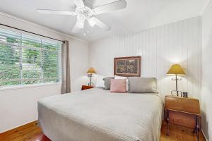 una camera da letto con un letto e un ventilatore a soffitto di Lake Chatuge Cottage a Hiawassee