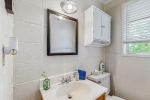 un bagno bianco con lavandino e WC di Lake Chatuge Cottage a Hiawassee