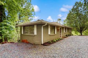 una piccola casa con un vialetto davanti di Lake Chatuge Cottage a Hiawassee