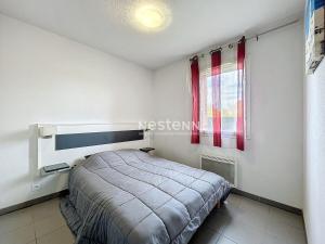 een kleine slaapkamer met een bed en een raam bij 3313-Appartement 8 couchages avec piscine in Argelès-sur-Mer +8 foto's