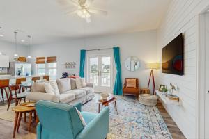 una sala de estar con un sofá y una mesa en Stay Salty Paradise, en Rockport