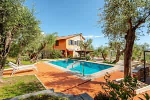 Πισίνα στο ή κοντά στο Luxury Villa Olivia with Piscina and sea view