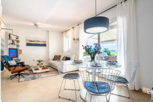 a living room with a table and chairs at Atlantico - Golf And Sun Holiday in Murcia