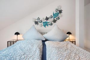 - une chambre avec un lit bleu et 2 oreillers dans l'établissement Ferienwohnung Moor, Marsch und Meer, à Geestland