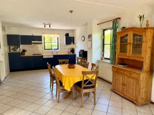 a kitchen and dining room with a table and chairs at Buitenplaats 105 in Callantsoog