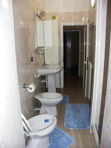 a bathroom with a toilet and a sink at Appartamento fronte spiaggia in Cavi di Lavagna