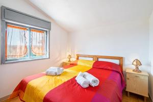 a bedroom with two beds with towels on them at La quiete della campagna in Noto