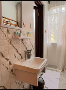 Bilik mandi di Whispering Palms Gardens, Hotel and Suites