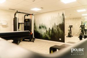 una palestra con un grande dipinto di alberi sul muro di Lumière des Cimes - Poluc Apartments monolocale a Champoluc Altre 12 foto