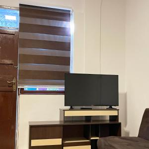 a television sitting on a table in a living room at Habitación grande y confortable en el centro de la ciudad in Cochabamba