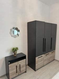 einen schwarzen Kühlschrank und einen Tisch im Zimmer in der Unterkunft Blue Apartment in Năvodari