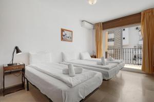 Dos camas en una habitación de hotel con ventana. en Apt ideal location by Costarentals - Ref 138, en Santa Fe de los Boliches