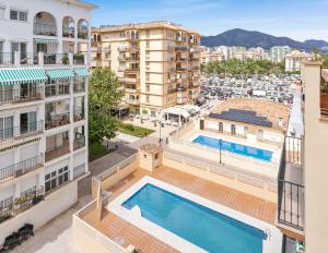 un apartamento con piscina y edificios en Apt ideal location by Costarentals - Ref 138, en Santa Fe de los Boliches