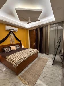 Postel nebo postele na pokoji v ubytování Boho Vibes Spacious Private Cozy space in Delhi