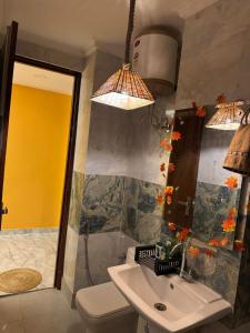 Koupelna v ubytování Boho Vibes Spacious Private Cozy space in Delhi