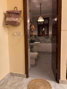 Koupelna v ubytování Boho Vibes Spacious Private Cozy space in Delhi