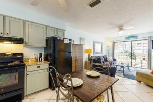 Una cocina con una mesa y un comedor. en Las Palmas 118 - The Sandy Palm, en Gulf Shores