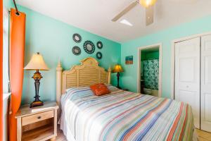 Un dormitorio con una cama con una colcha colorida. en Las Palmas 118 - The Sandy Palm, en Gulf Shores 21 fotos más