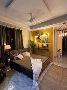 Postel nebo postele na pokoji v ubytování Boho Vibes Spacious Private Cozy space in Delhi