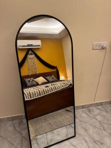 Postel nebo postele na pokoji v ubytování Boho Vibes Spacious Private Cozy space in Delhi