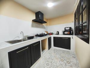 Η κουζίνα ή μικρή κουζίνα στο 3Bed 2Bath, Pet friendly, 5min drive to BTS Udomsuk