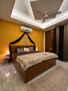 Postel nebo postele na pokoji v ubytování Boho Vibes Spacious Private Cozy space in Delhi