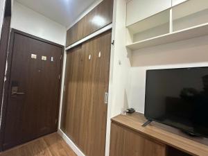 Una televisión o centro de entretenimiento en Hạc vàng 304MD