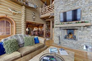 ein Wohnzimmer mit Couch und Kamin in der Unterkunft Rustic Luxury Retreat in Morganton