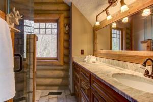 ein Badezimmer mit Waschbecken und Spiegel in der Unterkunft Rustic Luxury Retreat in Morganton + 33 Fotos