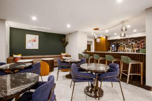 a restaurant with tables and chairs and a bar at voco Flagstaff by IHG in Flagstaff