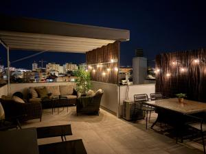 patio na dachu ze stołami i krzesłami w nocy w obiekcie Sunny penthouse in Fuengirola by Costarentals - Ref 212 w mieście Fuengirola