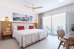 Łóżko lub łóżka w pokoju w obiekcie Bellamar Hotel Beach & Spa