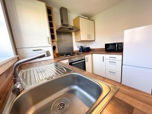 Kuchyň nebo kuchyňský kout v ubytování Coral House by Blue Skies Stays