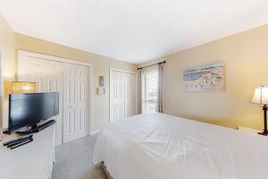 TV a/nebo společenská místnost v ubytování Island Shores 359