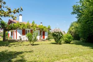 a white house with trees in the yard at Usoak in Sare