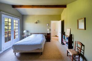 a bedroom with a bed and a chair in it at Usoak in Sare