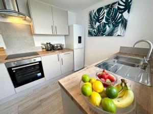 Una cocina con un bol de fruta en la encimera. en Middleton House by Blue Skies Stays, en Hartlepool