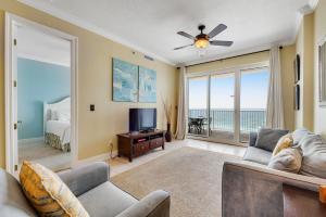 Una sala de estar con un sofá y un televisor. en Island Royale 703, en Gulf Shores