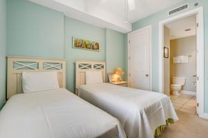 Dos camas en una habitación con paredes azules. en Island Royale 703, en Gulf Shores 39 fotos más