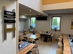 TV a/nebo společenská místnost v ubytování Willa Aniołówka