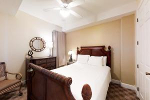 Un dormitorio con una cama, un espejo y una silla. en Island Royale P 406, en Gulf Shores 26 fotos más