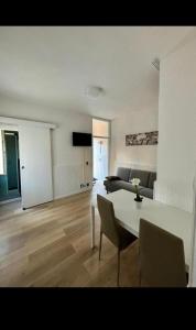 een woonkamer met een tafel en een bank bij Centro Stazione in Treviso