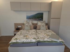 ein Bett in einem kleinen Zimmer mit einer weißen Wand in der Unterkunft MainUrlaubsStop in Wipfeld