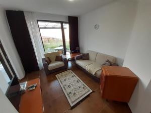 ein Wohnzimmer mit einer Couch und zwei Sesseln in der Unterkunft Dream apartment in sunny beach in Kosharitsa