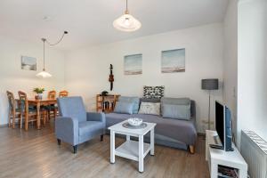 ヴレーメンにあるFerienwohnung Wurster Nordseeküsteのソファとテーブルのあるリビングルーム