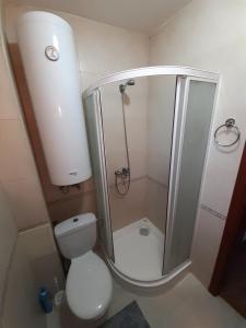 ein kleines Badezimmer mit Dusche und Toilette in der Unterkunft Dream apartment in sunny beach in Kosharitsa