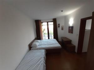 ein Schlafzimmer mit zwei Betten und einem Fenster in der Unterkunft Dream apartment in sunny beach in Kosharitsa + 21 Fotos
